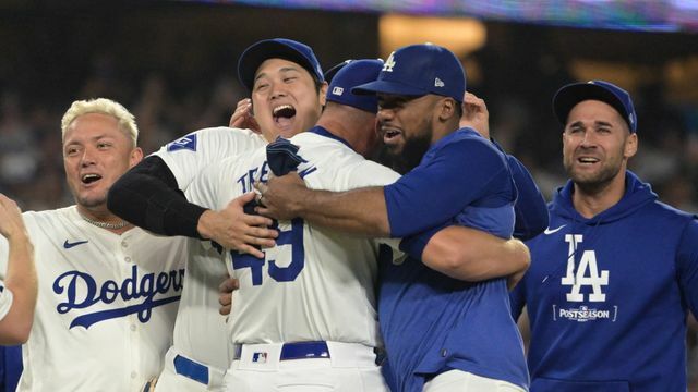 リーグ優勝決定シリーズ進出を喜ぶ大谷翔平選手ら【写真：USA TODAY Sports/ロイター/アフロ】