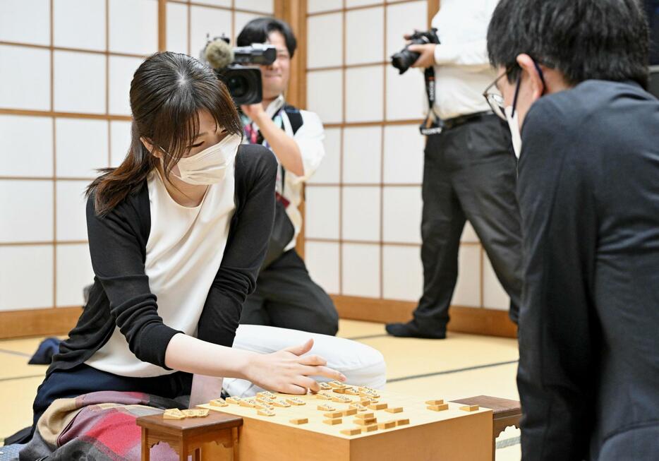 プロ棋士編入試験5番勝負の第2局で、山川泰熙四段（手前）に敗れた西山朋佳女流三冠＝2日午後、東京都渋谷区の将棋会館