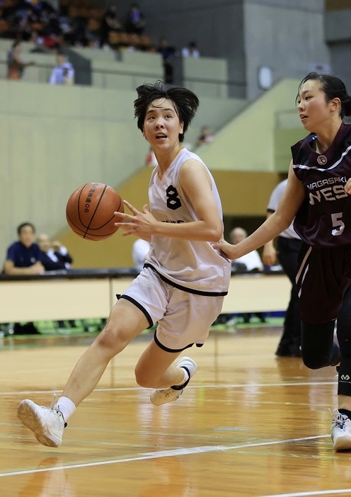 【女子決勝、長崎西―島原中央】第４クオーター８分、島原中央のフォワード水巻がゴール下に切り込む＝県立総合体育館