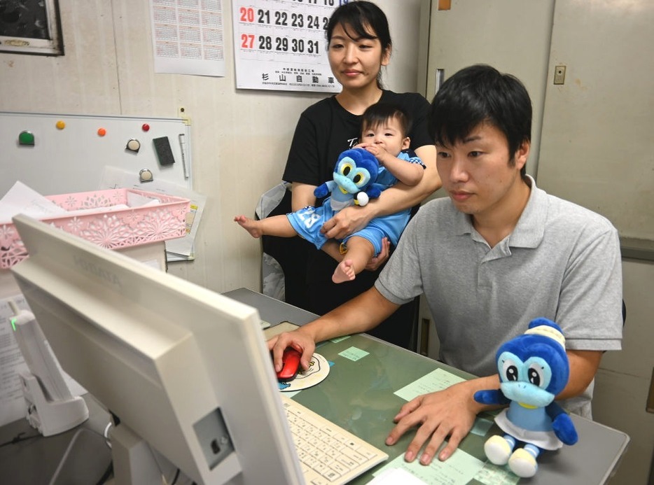 妻千名美さん（左）らに囲まれ、仕事もサッカー観戦も充実した日々を送る戸田庸允社長（右）＝19日午後、浜松市中央区のハヤシ産業