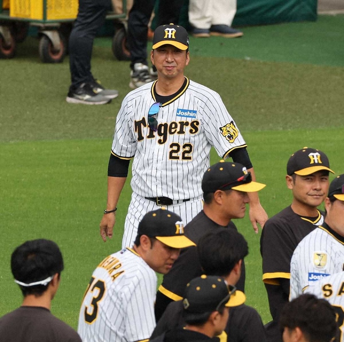 練習に姿を見せた藤川監督（撮影・大森　　寛明）