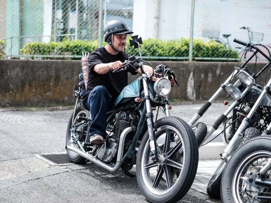 オーナーのKENTAさんと愛車のSR400CHOPPER