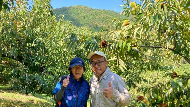 「仕事はキツイけどストレスフリー」と北原さん夫婦。地元の甘い味噌がお気に入り