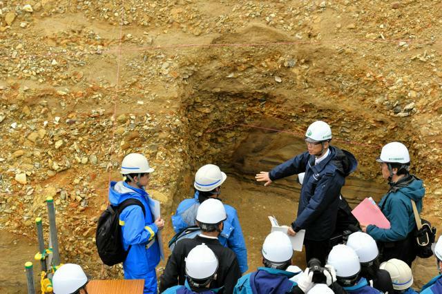 敷地内の断層の様子をみる原子力規制委員会の山岡耕春委員（奥の右から2人目）=2024年10月24日午後0時31分、北海道泊村の泊原発、丸石伸一撮影