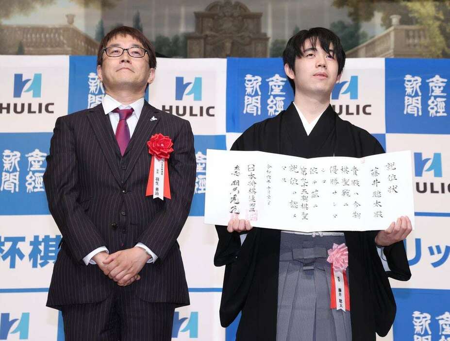 就位状を受け取り、記念撮影する日本将棋連盟の羽生善治会長（左）と藤井聡太棋聖＝28日午後、東京都港区（相川直輝撮影）