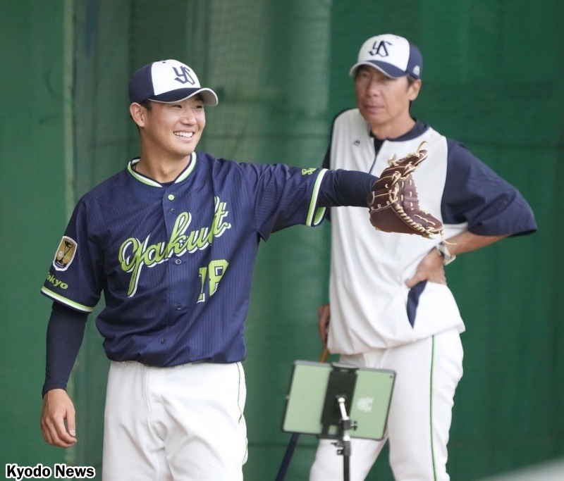 奥川恭伸(左)と高津監督(右)   (C)Kyodo News