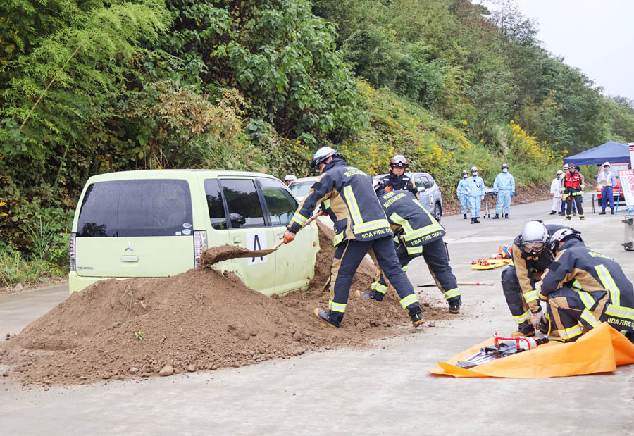 道路での土砂崩落を想定して救助や復旧を実践した