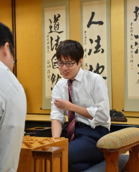 将棋の第55期新人王戦で優勝を決め、笑顔で対局を振り返る服部慎一郎六段＝大阪市福島区の関西将棋会館で2024年10月21日、新土居仁昌撮影