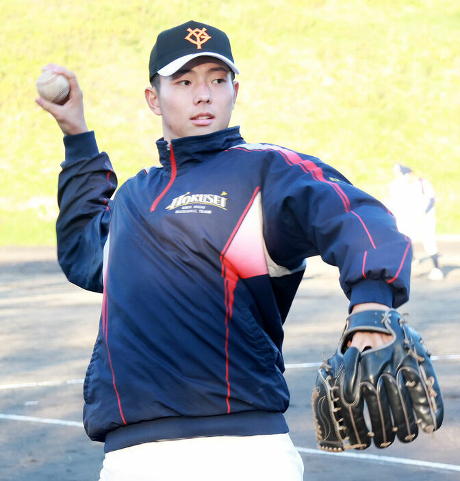 キャッチボールをする北星学園大付・石田