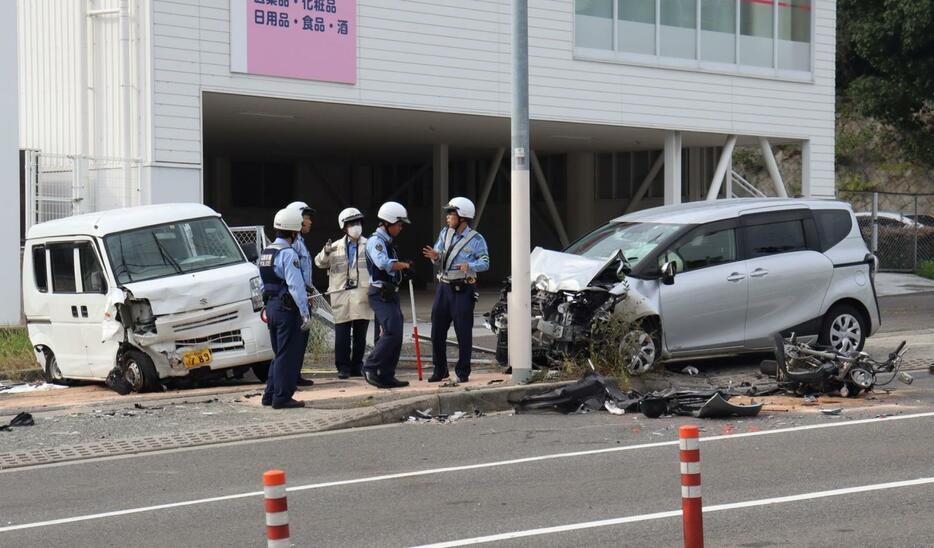 事故で大破した乗用車やバイク＝１７日午後２時４９分、神戸市北区山田町小部