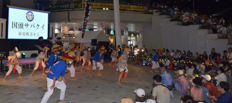 多くの見物客でにぎわう那覇市のパレットくもじ前広場のＴＳＵＮＡフェス＝12日