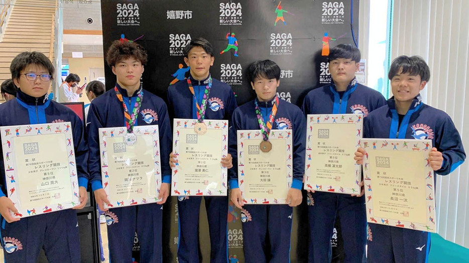 レスリング少年男子フリースタイル７１キロ級優勝の滝沢（左から３人目）＝関係者提供