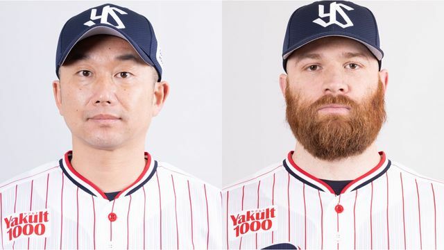 ヤクルトの石川雅規投手(左)とサイスニード投手(右)