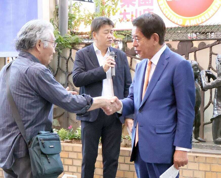 街頭演説で有権者に支援を呼びかける下村博文氏＝13日、東京都板橋区、東武東上線大山駅前（塚脇亮太撮影）