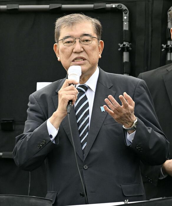 街頭演説する自民党総裁の石破首相＝18日午後、北海道石狩市