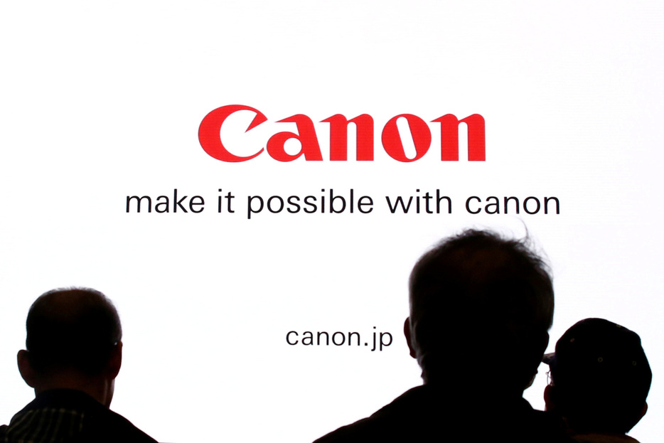 　１０月２４日　キヤノンは２４日、２０２４年１２月期（国際会計基準）の業績見通しを下方修正した。写真はキヤノンのロゴで、２０１６年２月に横浜市で撮影（２０２４年　ロイター／Thomas Peter）