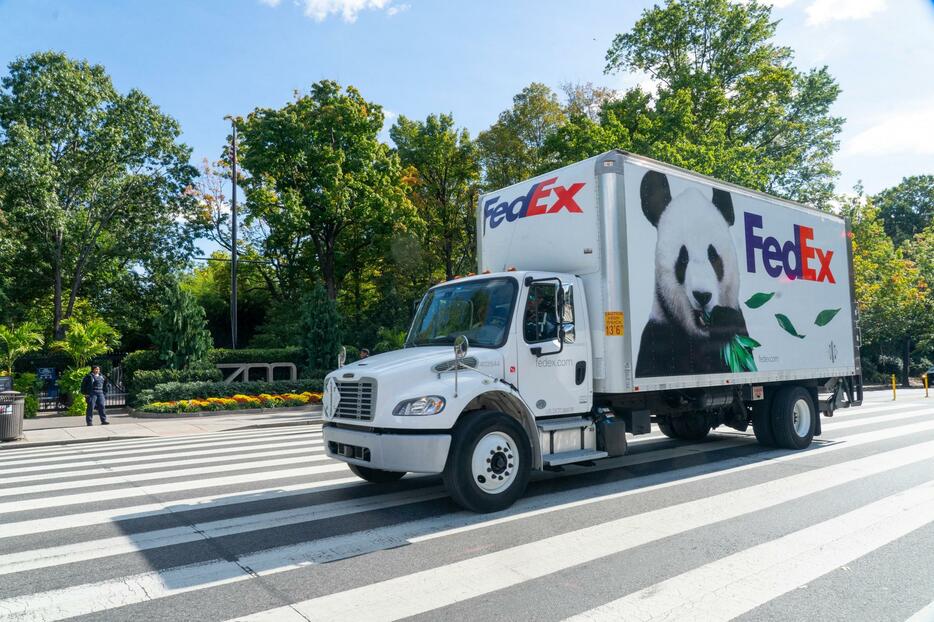 15日、米ワシントンのスミソニアン国立動物園に到着した、パンダ2頭を運ぶ車両（FedEx提供・ロイター＝共同）