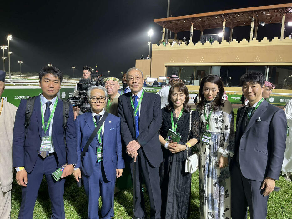 デルマソトガケの浅沼廣幸オーナー（左から3人目）