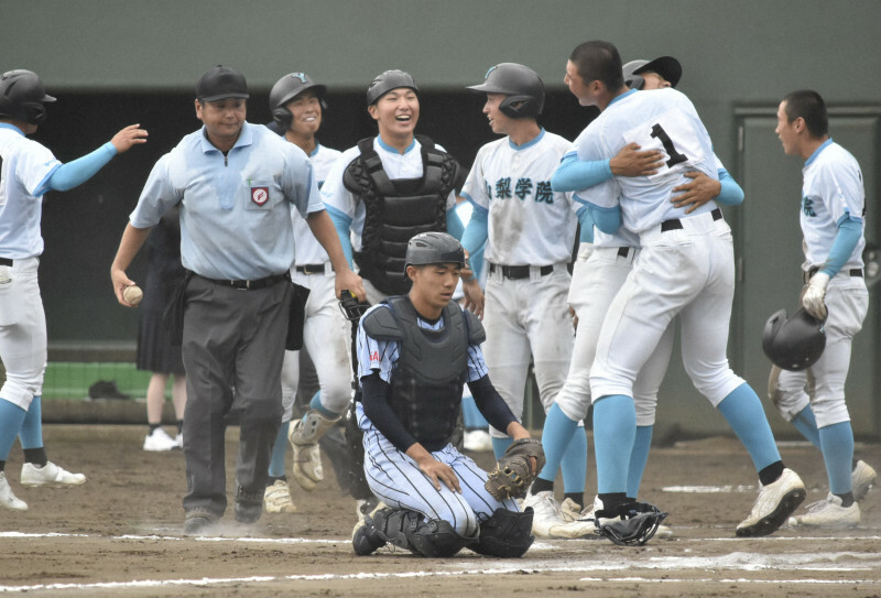 【東海大相模－山梨学院】延長十回サヨナラ勝ちを収め、喜ぶ山梨学院の選手たち。手前は肩を落とす東海大相模の選手＝横浜市のサーティーフォー保土ケ谷球場で2024年10月27日午後1時22分、高橋広之撮影