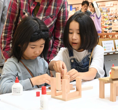 県産木材を使って小さな椅子を作る子ども