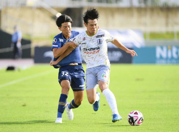 【鹿児島―愛媛FC】後半、体を張ったディフェンスを見せる愛媛の今野（右）＝白波スタ