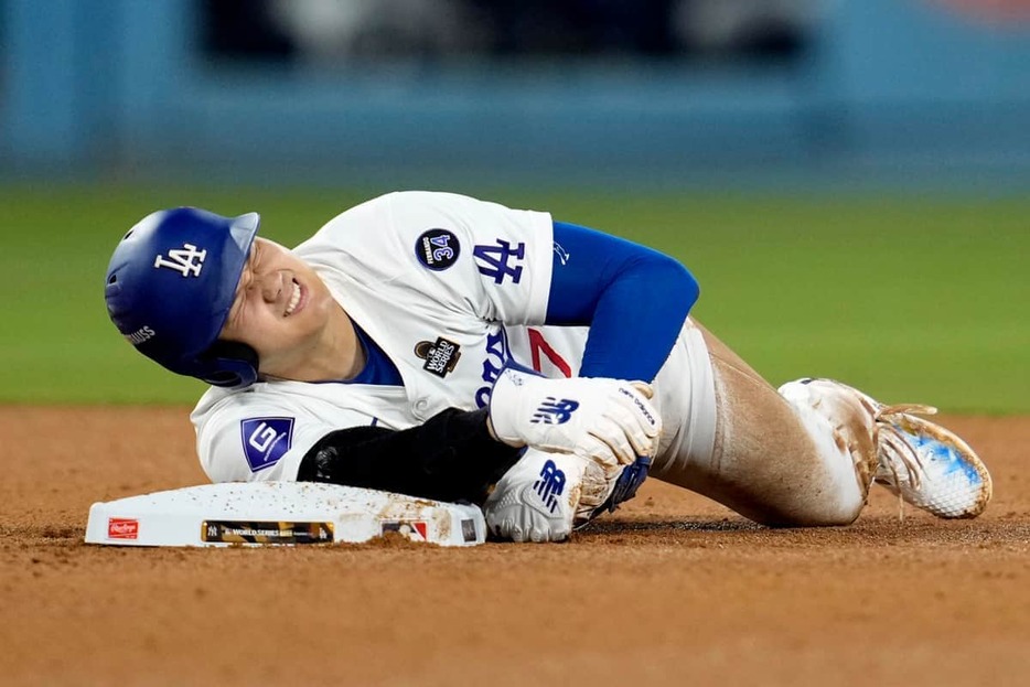 痛そうな表情の大谷翔平選手（写真：AP/アフロ）