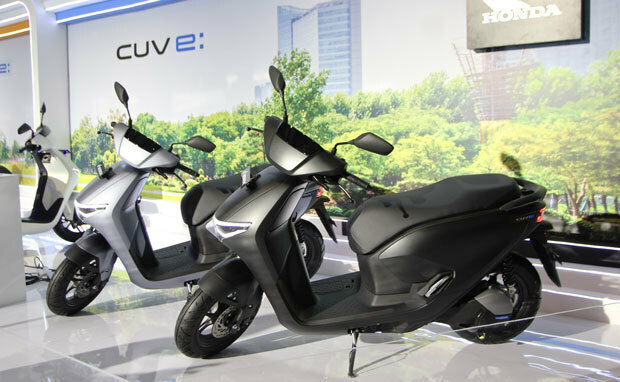 世界初公開されたホンダの新型電動バイク「ＣＵＶ　ｅ：」＝９日、西ジャワ州（ＮＮＡ撮影）