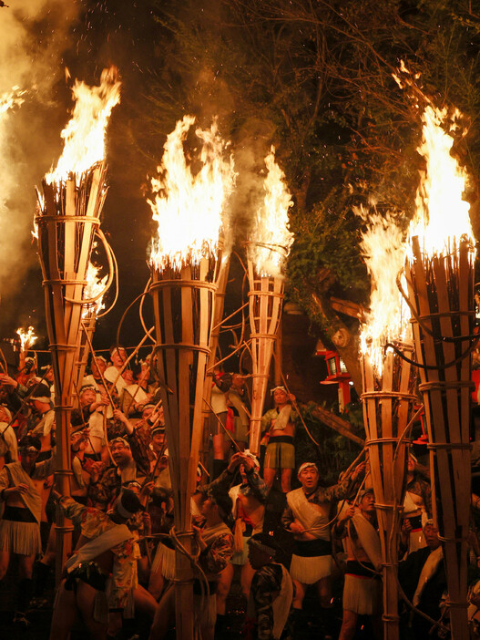 京都市左京区の由岐神社一帯で２２日、秋の夜空をたいまつが赤く染める奇祭「鞍馬の火祭」が行われた。氏子らが「サイレイヤ、サイリョウ」と掛け声を上げながら燃え盛るたいまつを抱えて集落を練り歩いた。