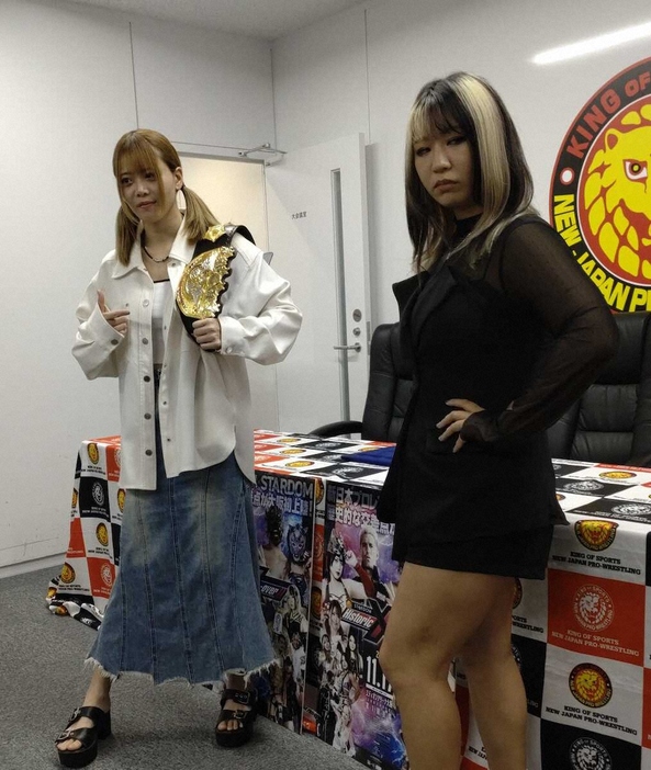 11月17日の「Historic　X－over　2　～新日本プロレス×STARDOM合同興行～」でIWGP女子タイトル戦を行う王者の岩谷麻優（左）と挑戦者の渡辺桃