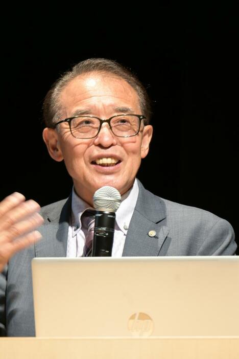 講演する名字研究家の高信幸男さん=水戸市泉町