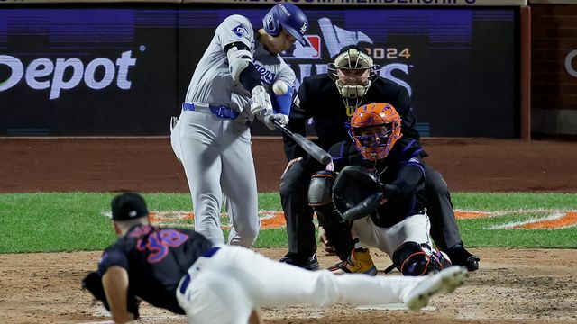 ダメ押しの特大HRを放った大谷翔平選手(写真：AP/アフロ)