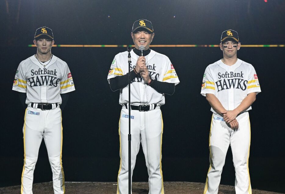 シーズン最終戦を終え、あいさつする小久保監督（中央）（撮影・星野楽）