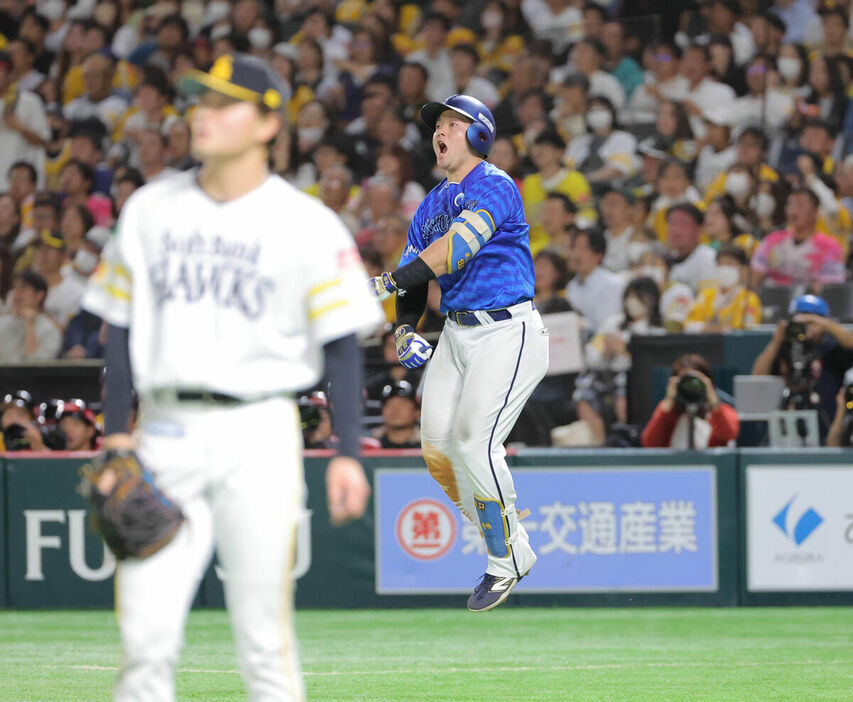 ４回無死一、二塁、左越え３ラン本塁打を放った牧秀悟（左は前田純）（カメラ・上村　尚平）