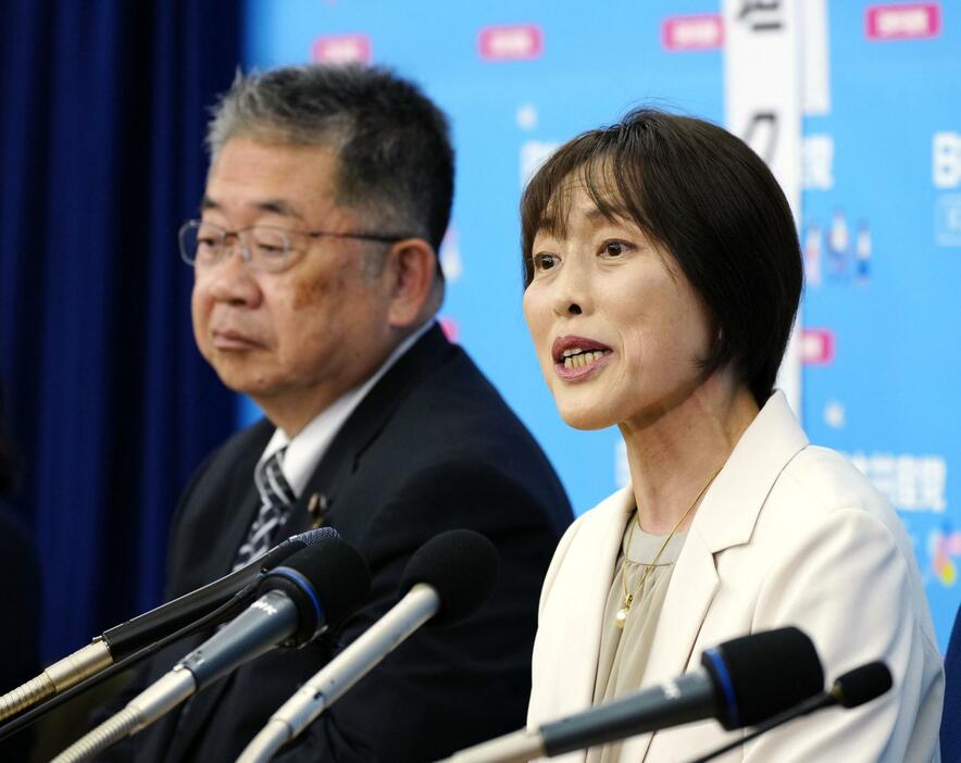 記者会見する共産党の田村委員長（右）と小池書記局長＝27日午後9時13分、東京都渋谷区の党本部