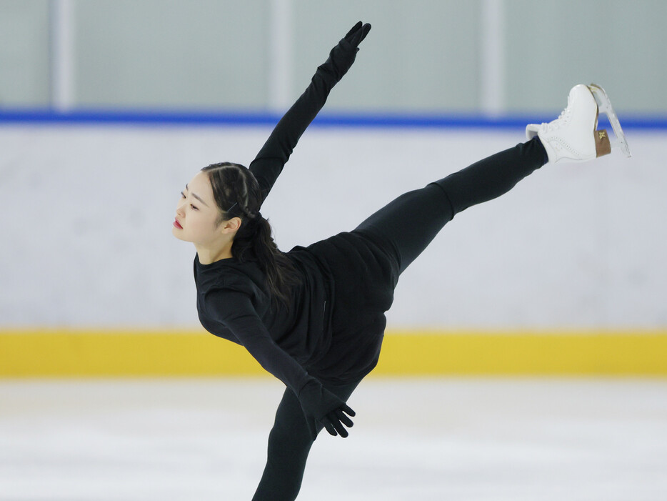 フィギュアスケート女子で世界ジュニア選手権２連覇中の島田麻央が３０日、木下アカデミー京都アイスアリーナで練習を公開した＝京都府宇治市