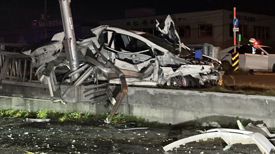 大破した車両（17日午後11時ごろ）