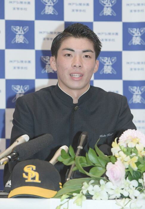 ソフトバンクからドラフト1位で指名された、神戸弘陵・村上泰斗＝神戸市北区（撮影・林俊志）