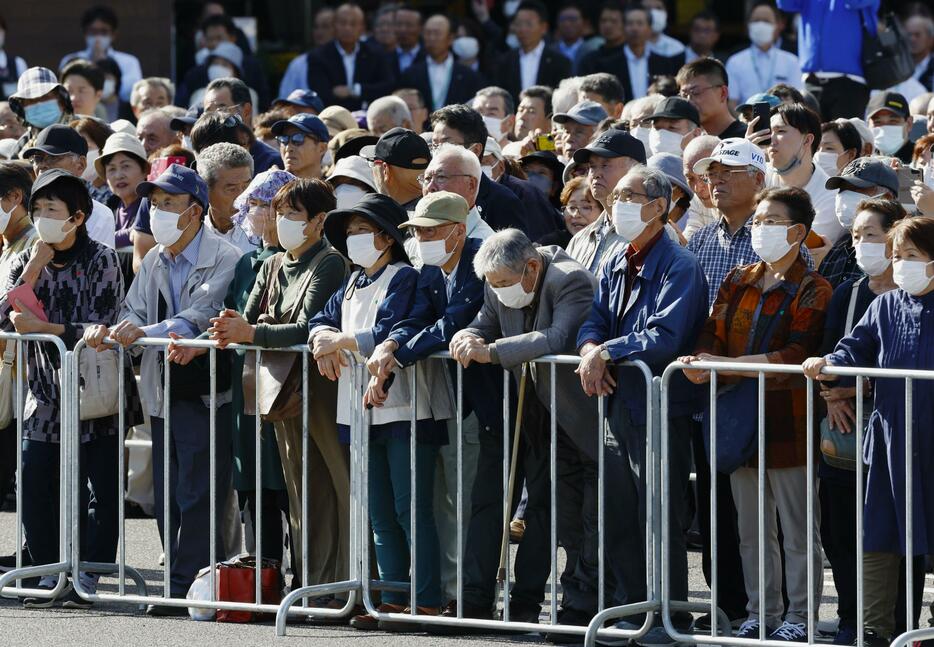 衆院選が公示され、候補者の街頭演説に集まった人たち＝15日午後、福島県内