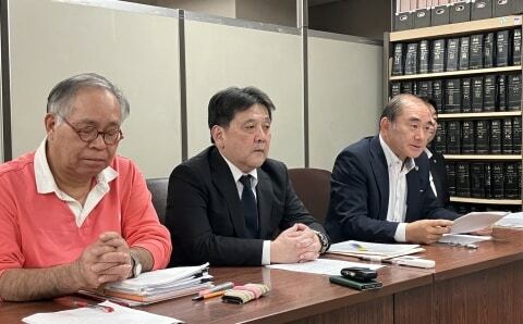 記者会見で判決について説明する代理人弁護士や教諭の夫ら（2024年10月31日、弁護士ドットコムニュース撮影）