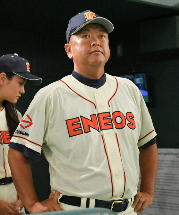 今夏の都市対抗野球で試合に臨む横浜市・ENEOSの大久保秀昭監督＝東京ドームで2024年7月26日、新宮巳美撮影