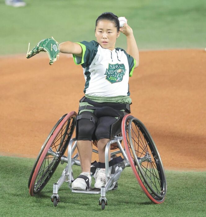 始球式を務めた車椅子テニスの上地結衣（カメラ・岩田　大補）