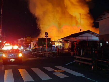 煙を上げて燃える民家＝佐賀市本庄町