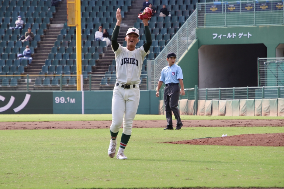 完封勝利を決めて喜ぶ市和歌山の土井 源二郎