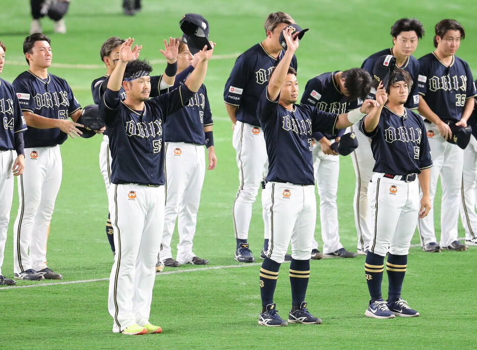 ソフトバンク対オリックス　引退するT－岡田（岡田貴弘）と安達、小田は一歩前に出てスタンドのファンにあいさつ（撮影・梅根麻紀）