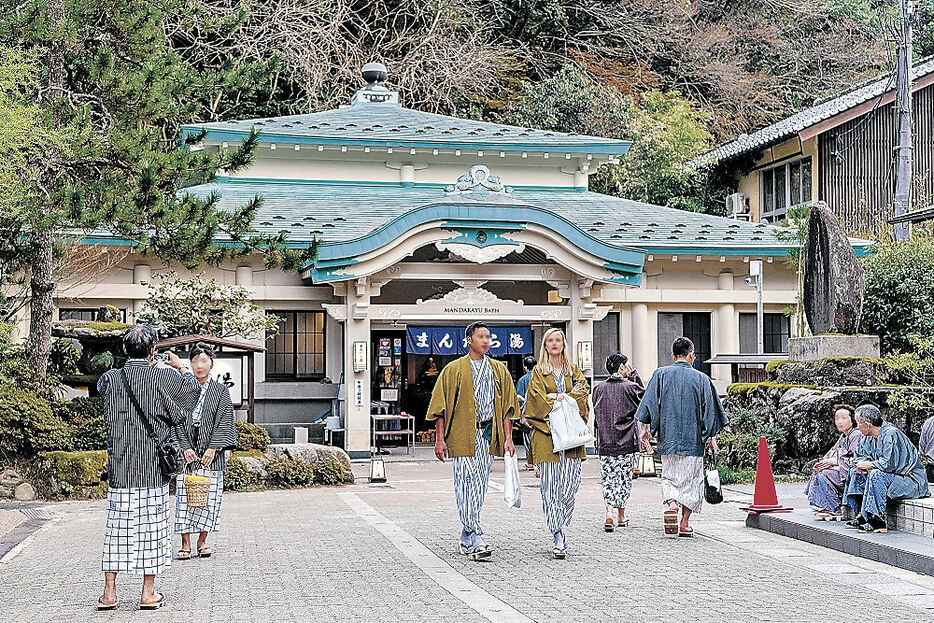 多くの人でにぎわう城崎温泉＝２０１７年４月（豊岡市提供）