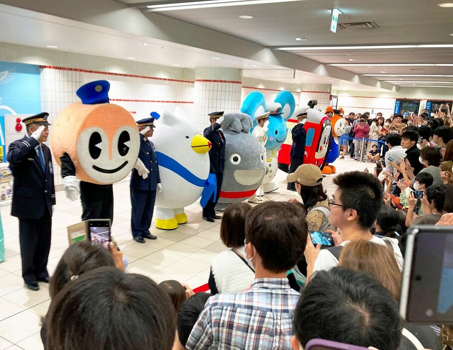 横浜駅南北通路に勢ぞろいした鉄道６社局のマスコットキャラクター＝１２日、横浜市