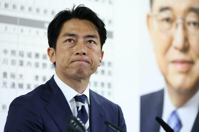 自民党開票センターで取材に応じる小泉進次郎選対委員長=2024年10月27日午後8時42分、東京・永田町の党本部、岩下毅撮影