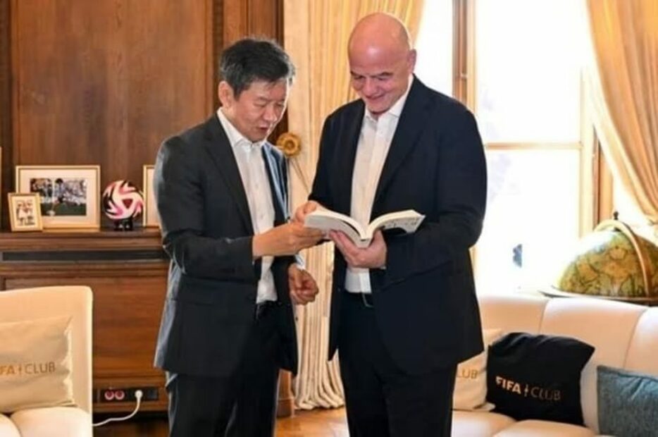 KFAのチョン・モンギュ会長とFIFAのジャンニ・インファンティーノ会長＝FIFA提供(c)news1