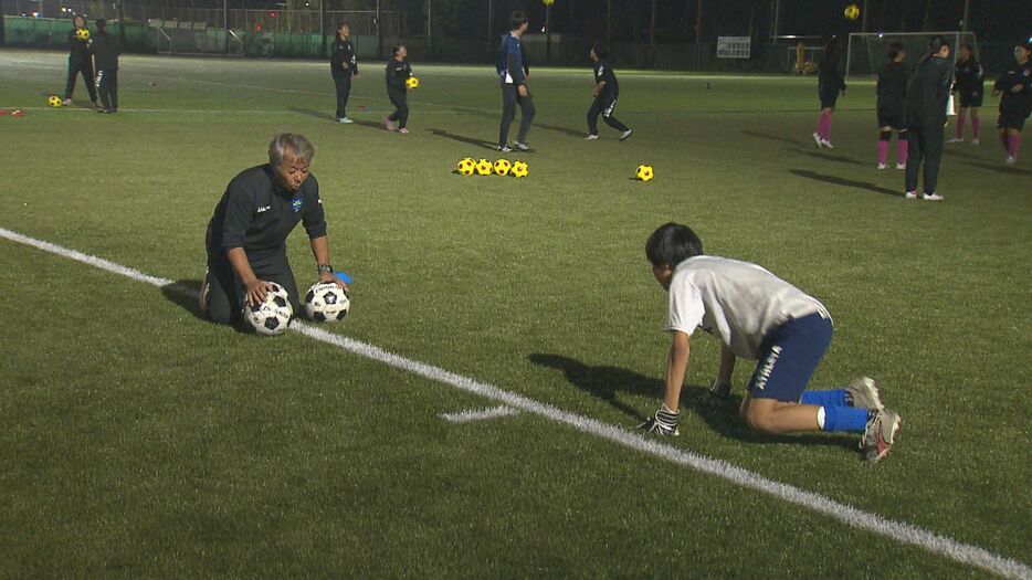 クラブの中学生を指導する内山さん（左）