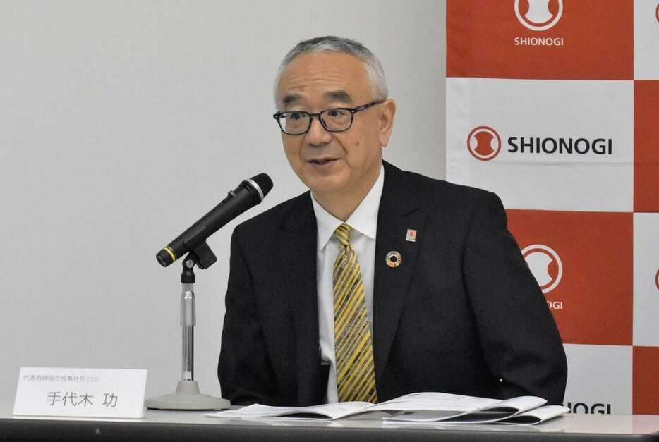 会見する塩野義製薬の手代木功社長＝28日、大阪市中央区